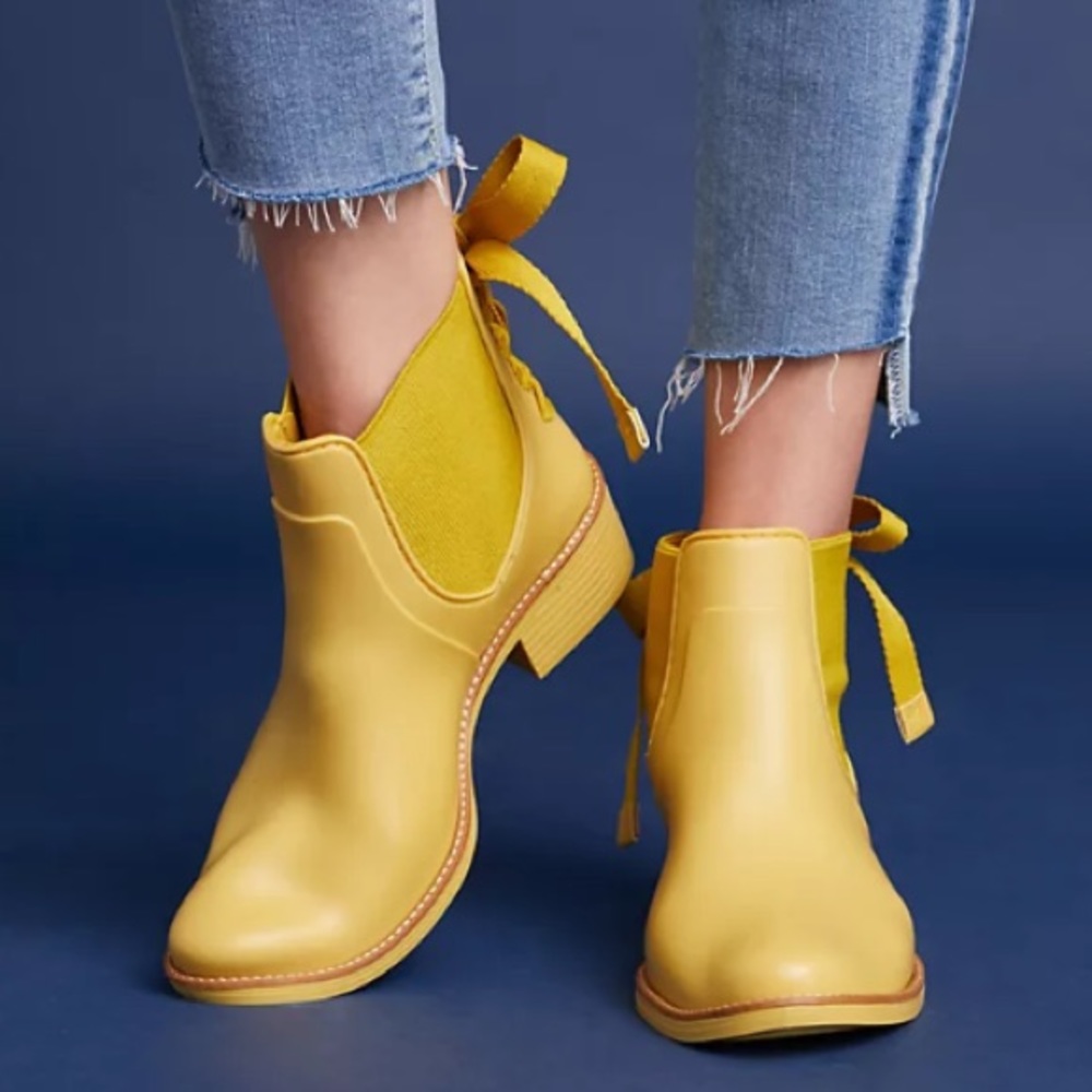 Bernardo Yellow Chelsea Tie Bow Rain Boots 8